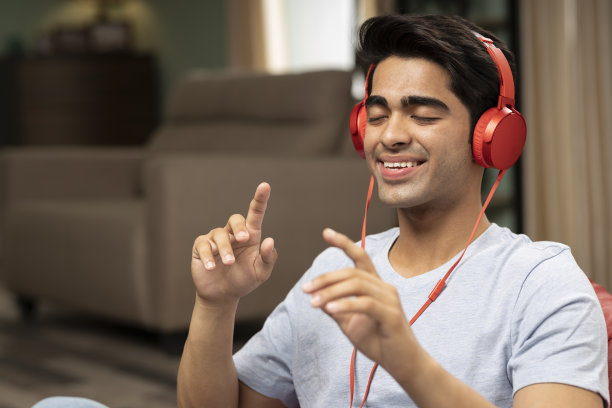 年轻人在家听音乐，库存照片图片下载