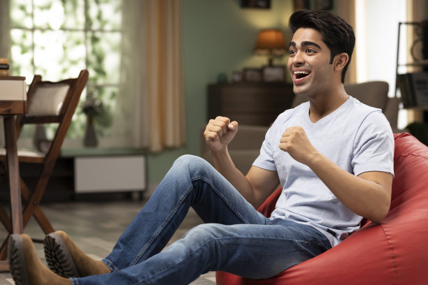 在家看电视的男人，库存照片图片下载