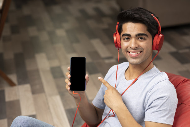 年轻人在家听音乐，库存照片图片下载