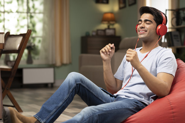 年轻人在家听音乐，库存照片图片下载
