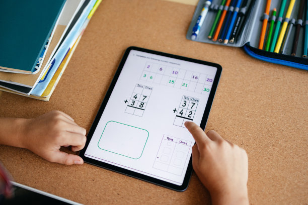 男孩的手在家里使用数码平板电脑的特写照片图片下载