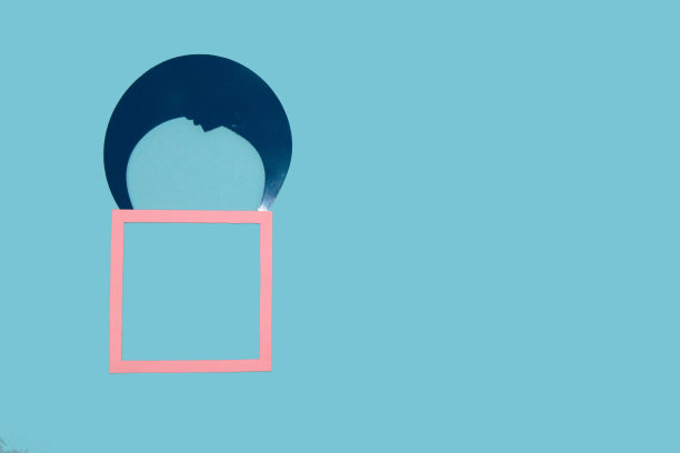 粉色框架与月球降落伞坠落，创意艺术设计，复制空间，蓝色背景图片下载