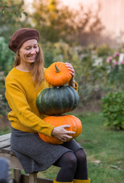 肖像。一张带有美丽秋色的照片。一个拿着南瓜的女人特写。感恩节和万圣节派对的概念。图片下载