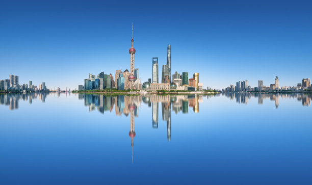 :上海和黄浦江的全景天际线图片下载