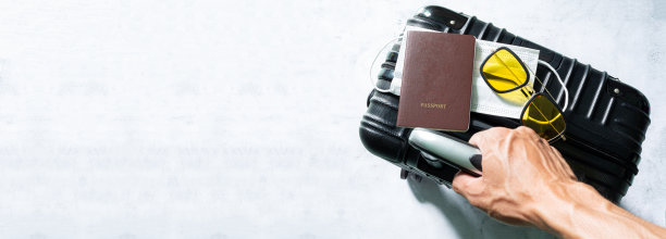 人手拖行李，行李，行李箱，护照和口罩，手拿护照和接种疫苗批准卡，笔记本电脑包和行李准备出差。疫苗证明文件和旅客公民身份图片下载