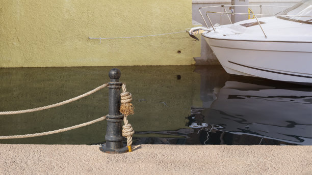 游艇和摩托艇在码头港口，阿斯巴特码头图片下载