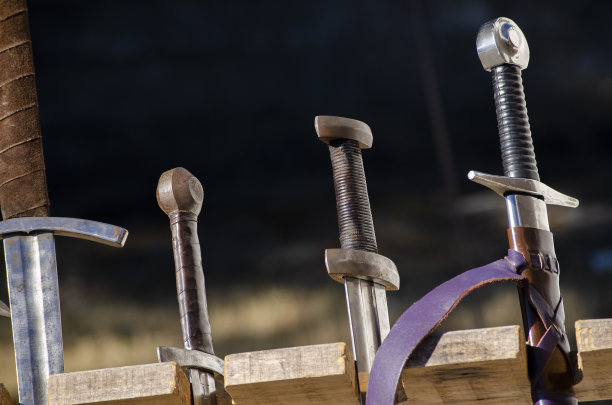 三把中世纪的剑作为历史重演的道具图片下载