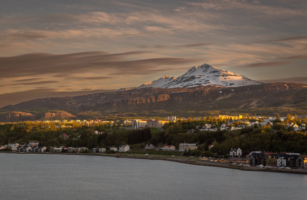 阿库雷里古城夏日日落图片下载