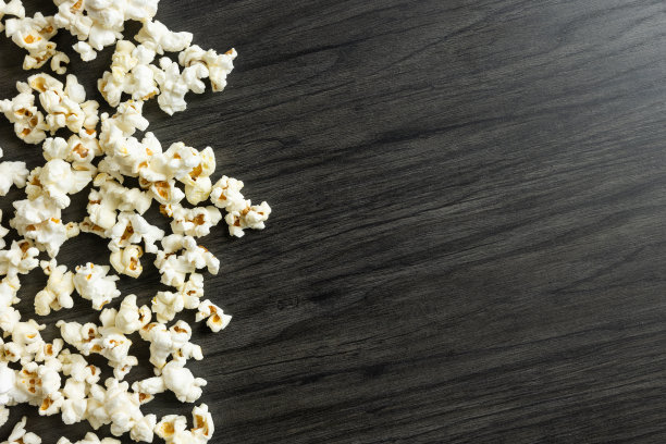 黑木边的爆米花图片下载