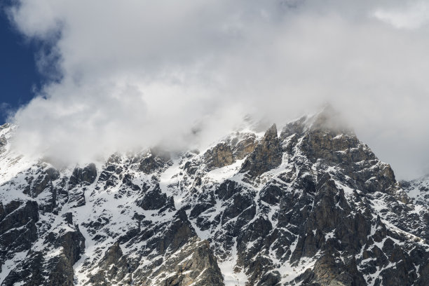 美丽的阿尔卑斯山脉景观在云端。惊人的冰川特写镜头。图片下载