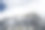 美丽的阿尔卑斯山脉景观在云端。惊人的冰川特写镜头。图片下载