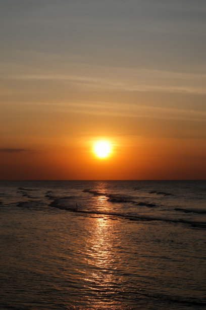 印度尼西亚马杜拉岛，日落，海浪平静图片下载