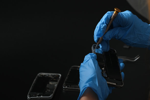 维修手机零件和工具的技术人员，以恢复维修手机智能手机图片下载