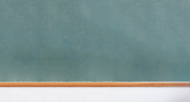 教室里的黑板，绿色黑板背景抄写的空间，书写的黑板，空白的绿色黑板在白墙上，学校和教学理念图片下载