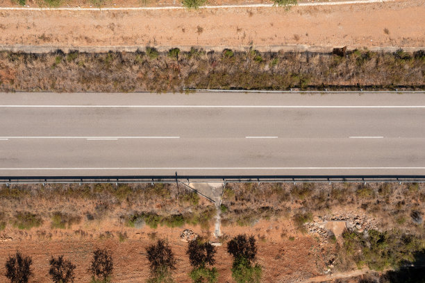 乡间小路。从无人机上俯瞰乡村公路。图片下载