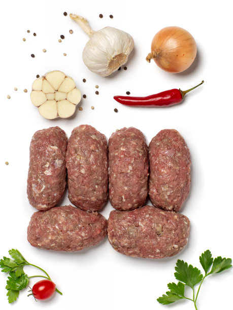 火鸡肉丸，白底蔬菜装饰。前视图。图片下载