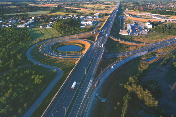 傍晚日落时高速公路和环岛的鸟瞰图图片下载