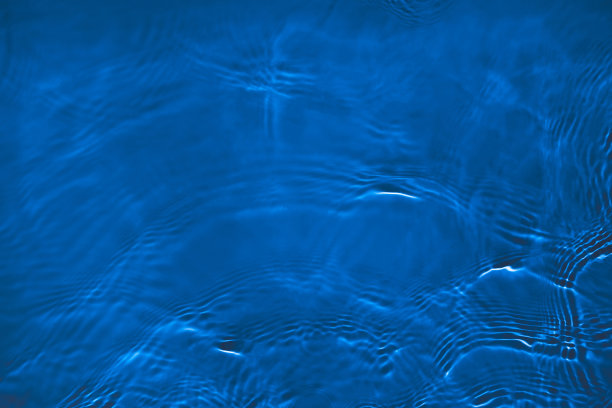 透明的深蓝色清澈平静的水面纹理图片下载