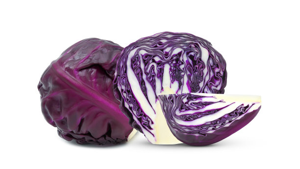 整个红甘蓝和一半的白甘蓝图片下载