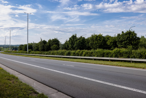 自然中空旷道路的仰视角度，戏剧性的天空图片下载