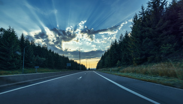 自然中空旷道路的仰视角度，戏剧性的天空图片下载