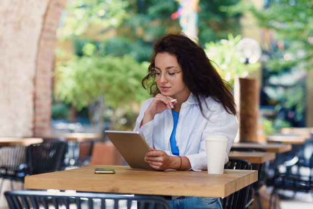 早上在户外咖啡馆喝咖啡的女人图片下载