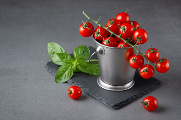 金属桶，红色成熟的樱桃番茄图片下载