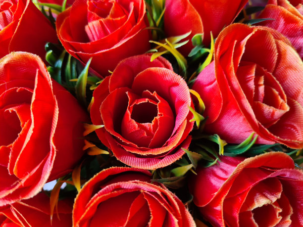 盛开的花束。花的背景与人造的叶子图案图片下载