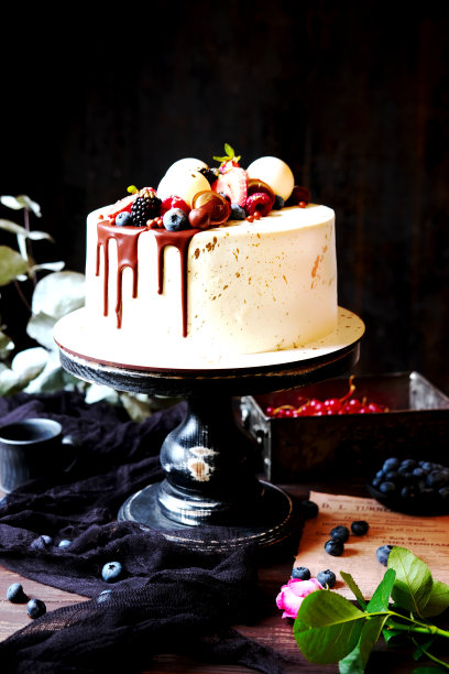 黑色背景奶油巧克力蛋糕。大胆的色调为基础设计图片下载
