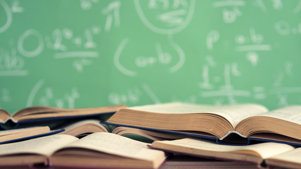 课桌上的书本和铅笔，教育理念图片下载