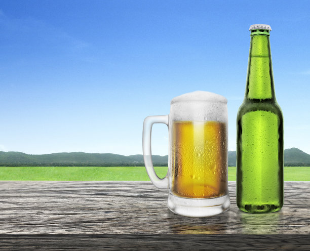 玻璃和瓶装啤酒与水滴在木桌露台清新的气氛在早上，自然景观图片下载