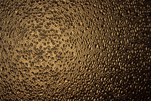 照片特写玻璃压花表面与折射光凹凸不平纹理背景图片下载