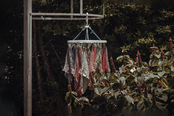 使用后清洗干净的棉毛巾。厨房手巾或洗碗巾，洗完后挂在阳光下。图片下载