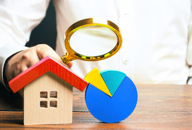 男人评估维持房屋和家庭需要的支出结构。家庭预算，理财计划。节能高效，降低成本。统计和数据。碳排放图片下载