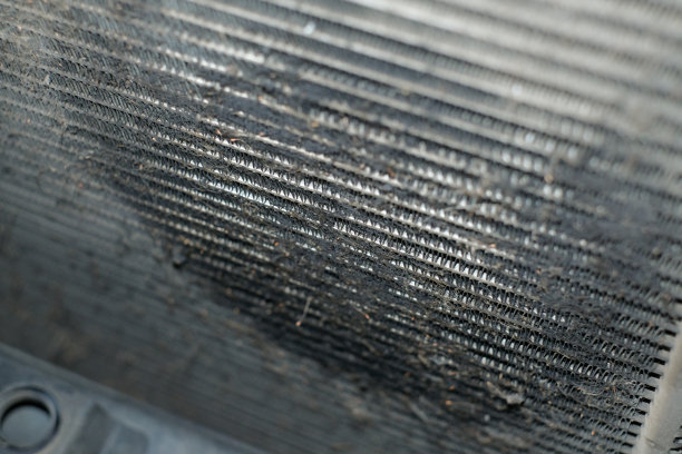 车辆在路上行驶时被石头撞到，车上的冷凝器漏水。汽车空调问题。图片下载