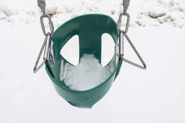 孩子们在冬天荡秋千的特写。图片下载