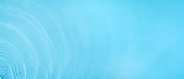 透明的蓝色清澈平静的水面波纹理图片下载