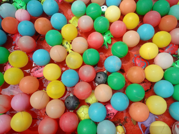 给孩子们的彩色塑料球图片下载