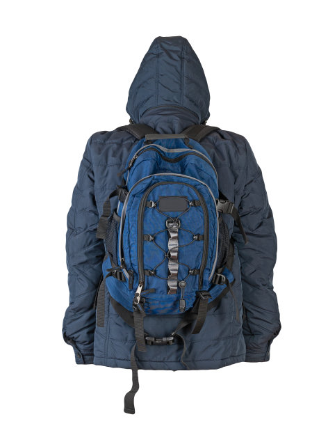 黑色背包，红色夹克，白色背景。图片下载