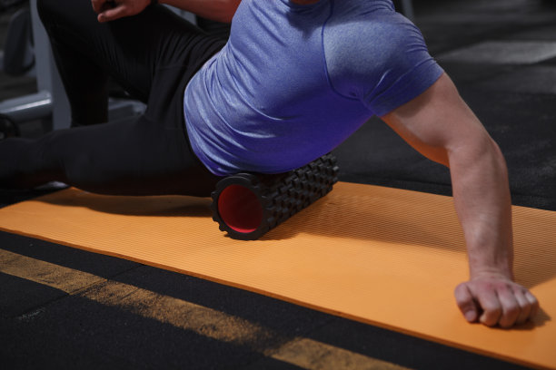 男性运动员在健身房使用泡沫滚筒图片下载