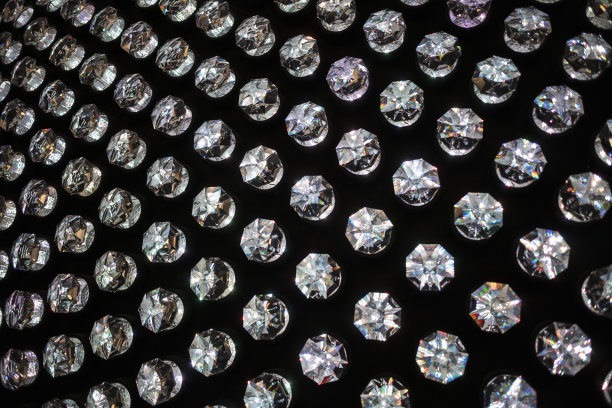 一组钻石在黑暗的背景图片下载
