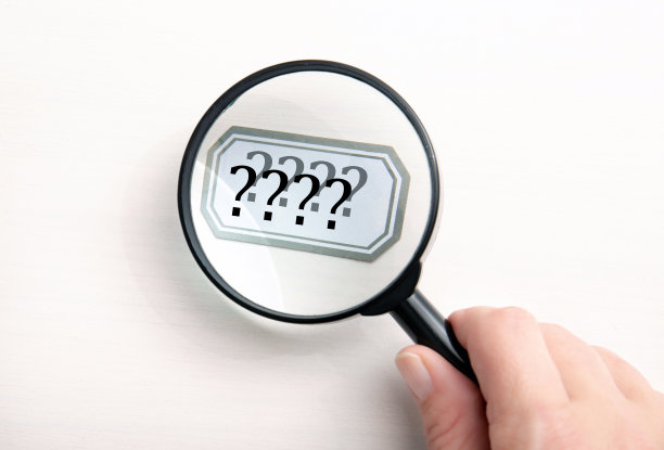 人的双视概念。拿着放大镜看文字的人，看到的是双重和模糊的文字。图片下载