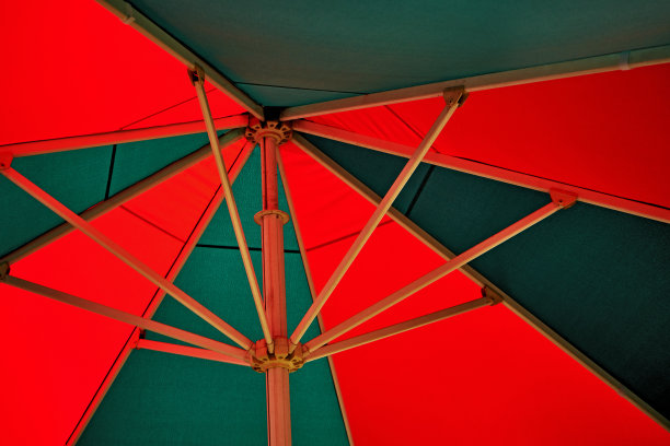 伞对天空的低角度视角图片下载