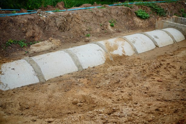 施工现场混凝土排水管、人孔图片下载