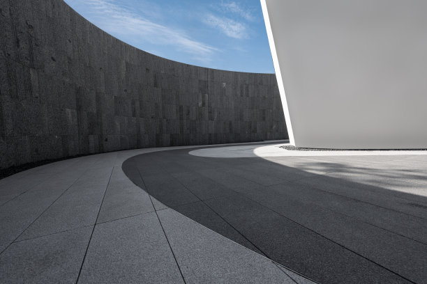 阳光明媚的混凝土抽象建筑和开阔的广场图片下载