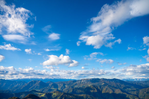 蓝天白云下的山景图片下载