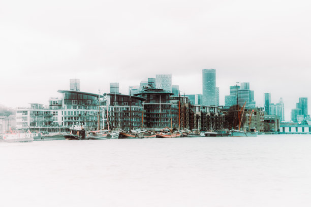 公寓在泰晤士河，伦敦，英国图片下载