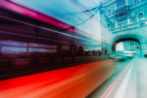 伦敦街上的双层公共汽车图片下载