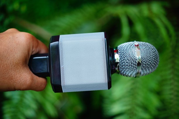 便携式麦克风和放大在手图片下载