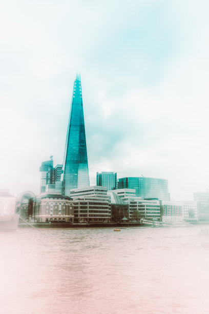 现代建筑包括伦敦泰晤士河的碎片大厦。图片下载